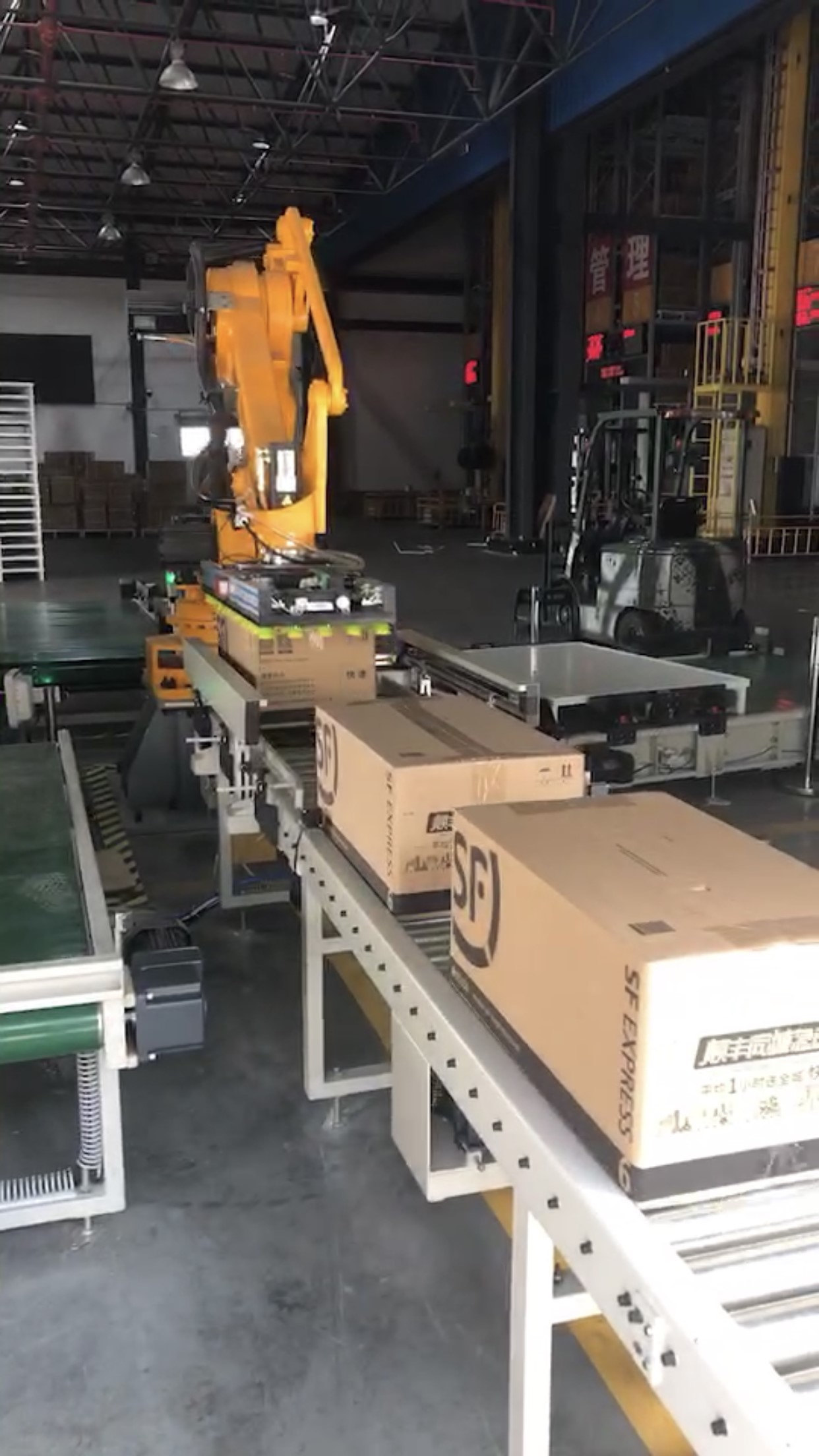 紙箱碼垛機器人工作站（機器人）.jpg
